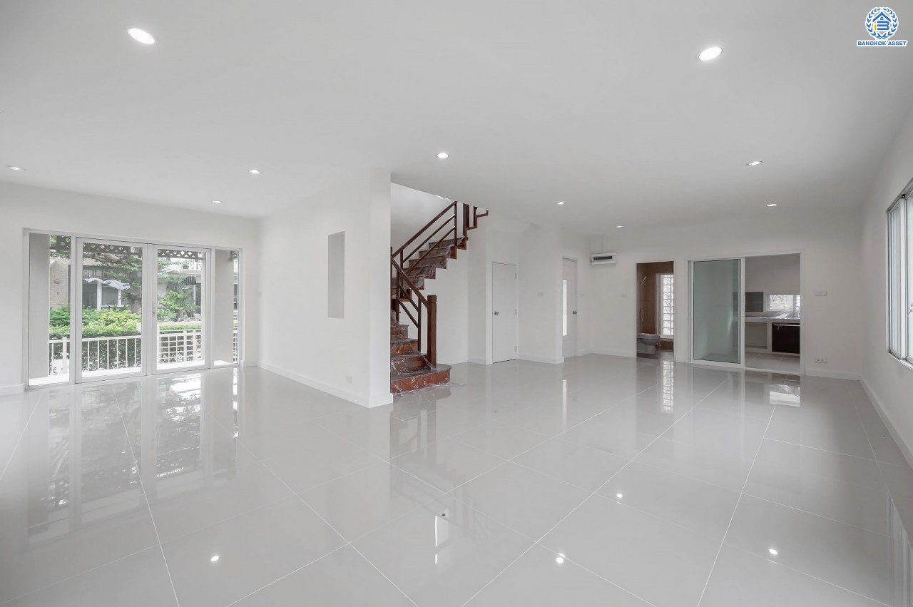 บ้านมือสองตกแต่งใหม่ โครงการ อนันตธารา ทวีวัฒนา เนื้อที่ 61.6 ตร.ว. พื้นที่ใช้สอย 190.96 ตร.ม. ฟังก์ชันจัดเต็ม 3 ห้องนอน 3 ห้องน้ำ จอดรถได้ 2 คัน ตอบโจทย์ทุกการเดินทาง บนทำเลศักยภาพ ติดถนนบรมราชชนนี เชื่อมต่อทางคู่ขนานลอยฟ้า ใกล้รถไฟฟ้าสายสีน้ำเงิน "สถานีบางพลัด"